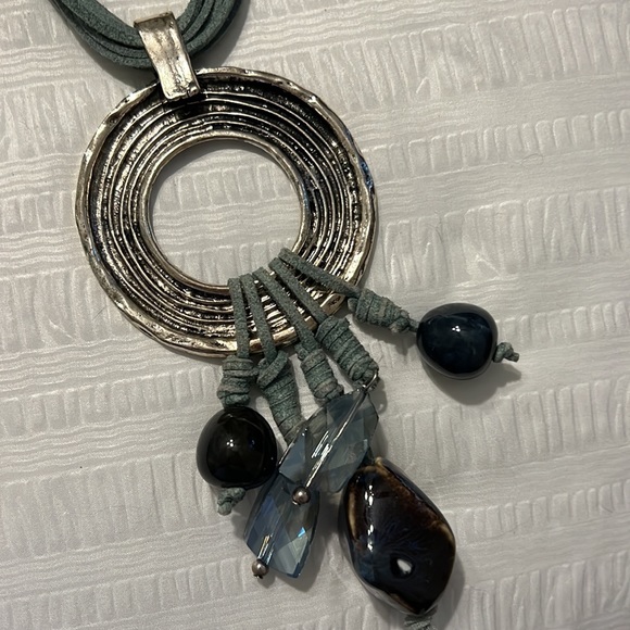 Necklace, beads and leather - Picture 3 of 5